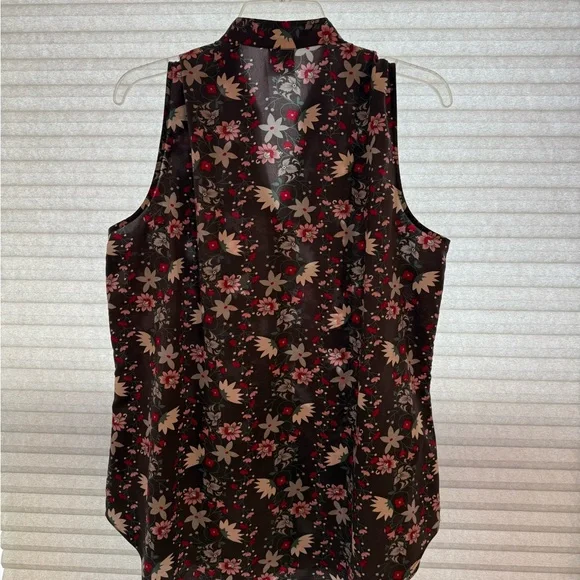 COPY - CAbi Short Sleeved Floral Blouse - Picture 2 of 6